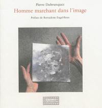 Homme marchant dans l'image