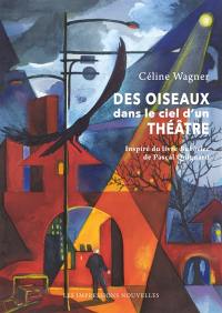 Des oiseaux dans le ciel d'un théâtre