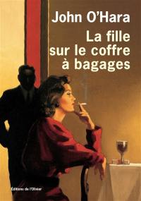 La fille sur le coffre à bagages