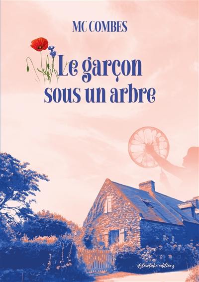 Le garçon sous un arbre