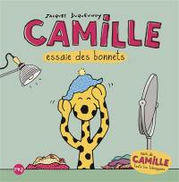 Camille essaie des bonnets. Camille teste les toboggans