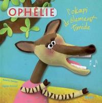 Ophélie, l'okapi drôlement timide