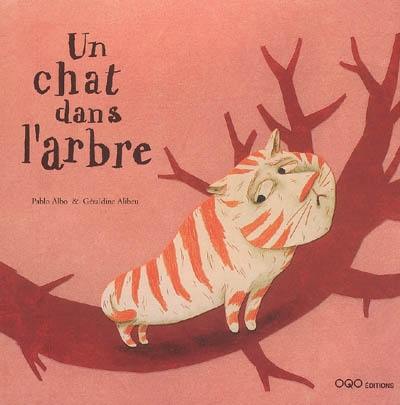 Un chat dans l'arbre