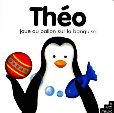 Théo joue au ballon sur la banquise