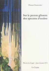 Sur le perron glissent des spectres d'ombre