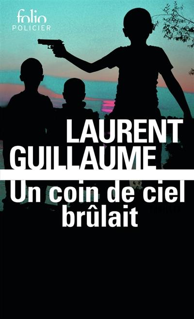 Un coin de ciel brûlait : thriller