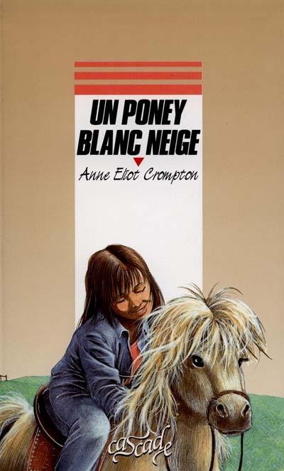 Un poney blanc neige