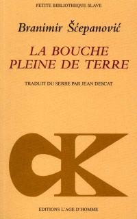 La bouche pleine de terre