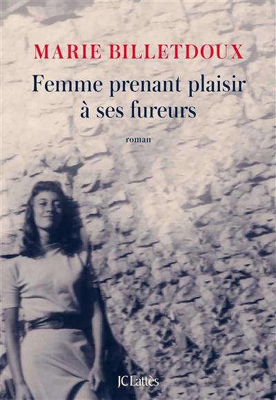 Femme prenant plaisir à ses fureurs