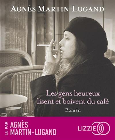 Les gens heureux lisent et boivent du café