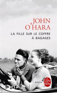 La fille sur le coffre à bagages