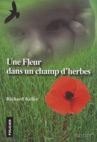 Une fleur dans un champ d'herbes