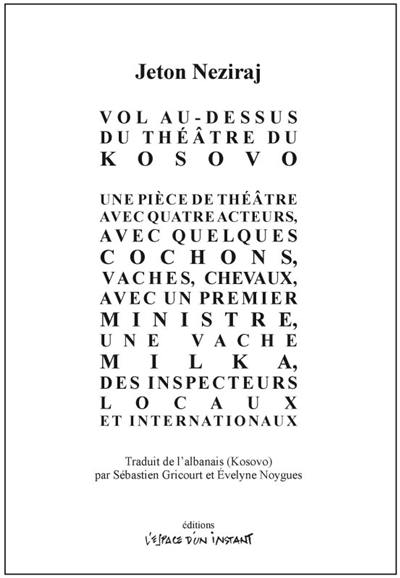 Vol au-dessus du théâtre du Kosovo : une pièce de théâtre avec quatre acteurs, avec quelques cochons, vaches, chevaux, avec un Premier ministre, une vache Milka, des inspecteurs locaux et internationaux