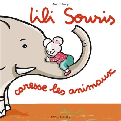 Lili Souris caresse les animaux