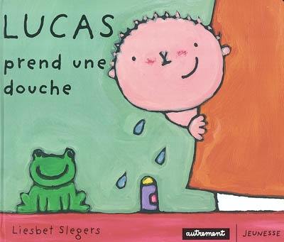 Lucas prend une douche