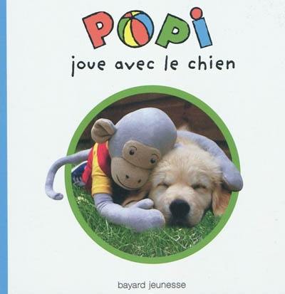 Popi. Popi joue avec le chien