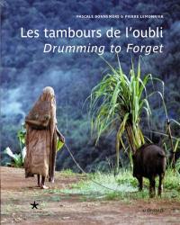 Les tambours de l'oubli : la vie ordinaire et cérémonielle d'un peuple forestier de Papouasie. Drumming to forget : ordinary life and ceremonies among a Papua New Guinea group of forest-dwellers