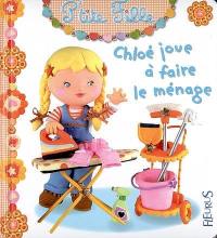 Chloé joue à faire le ménage