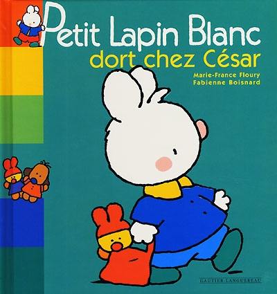 Petit lapin blanc dort chez César