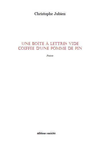 Une boîte à lettres vide coiffée d'une pomme de pin