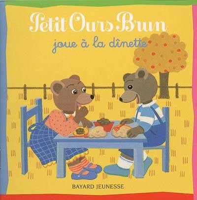 Petit Ours Brun joue à la dînette