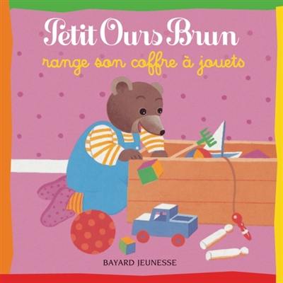 Petit Ours Brun range son coffre à jouets