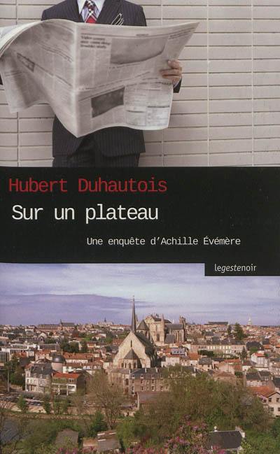 Sur un plateau : une fantaisie journalistique et criminelle : une enquête d'Achille Evémère