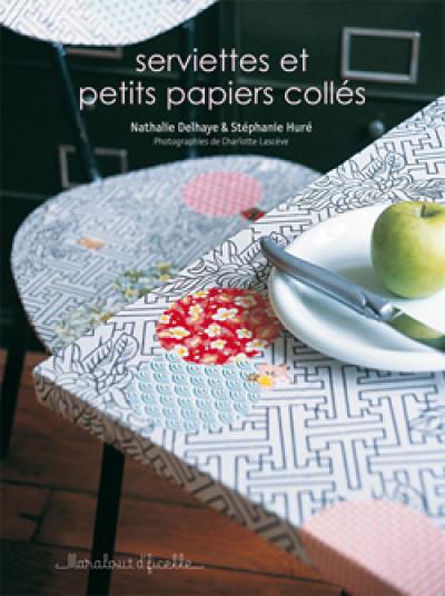 Serviettes et petits papiers collés