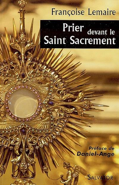 Prier devant le Saint-Sacrement