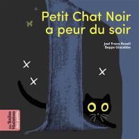 Petit chat noir a peur du soir