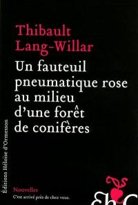 Un fauteuil pneumatique rose au milieu d'une forêt de conifères