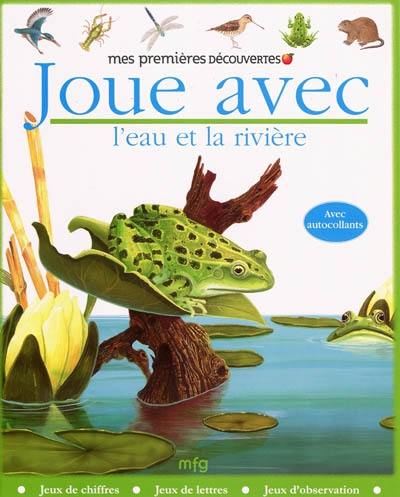 Joue avec l'eau et la rivière