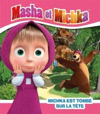 Masha et Michka. Michka est tombé sur la tête