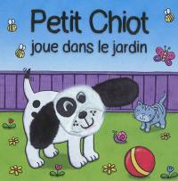 Petit chiot joue dans le jardin