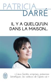 Il y a quelqu'un dans la maison... : lieux hantés, emprises, présences bénéfiques : les visiteurs de l'après-vie