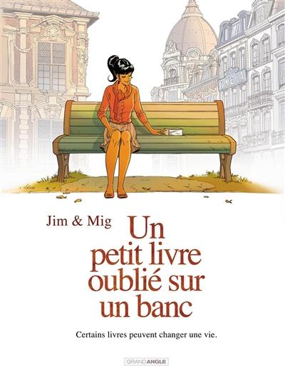 Un petit livre oublié sur un banc