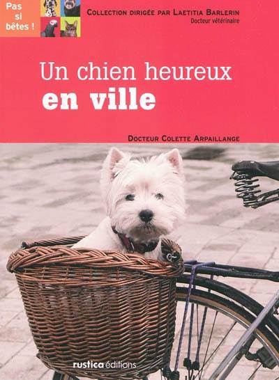 Un chien heureux en ville