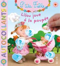 Lilou joue à la poupée