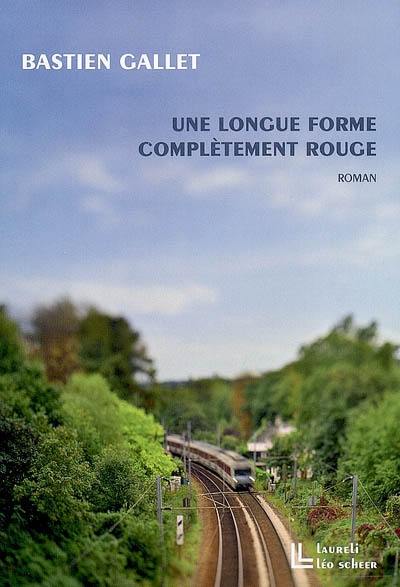 Une longue forme complètement rouge