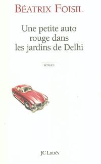 Une petite auto rouge dans les jardins de Delhi