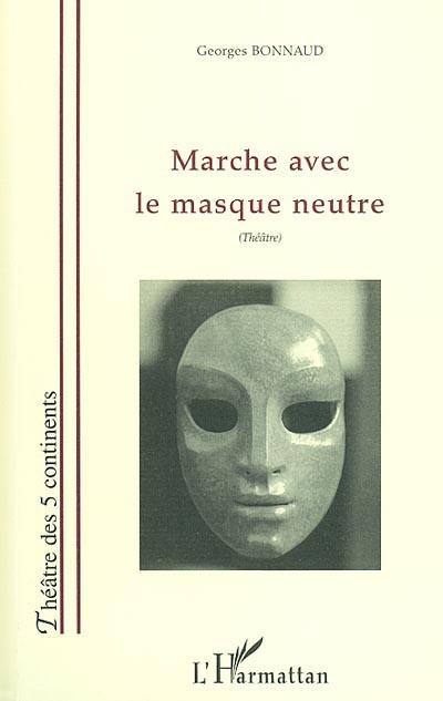 Marche avec le masque neutre