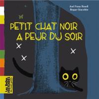 Petit chat noir a peur du soir