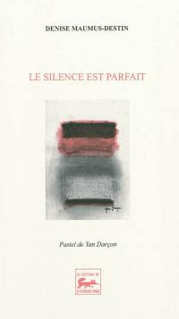 Le silence est parfait : (petite fille lisant près de la fenêtre)