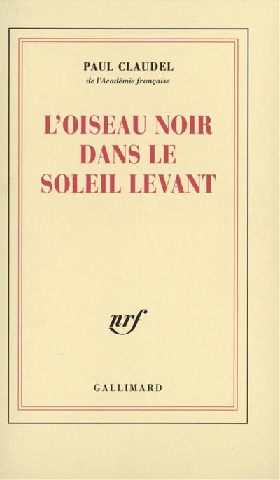 L'oiseau noir dans le soleil levant