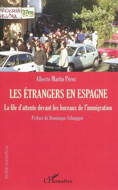 Les étrangers en Espagne : la file d'attente devant les bureaux de l'immigration