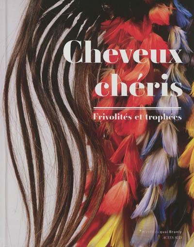 Cheveux chéris : frivolités et trophées