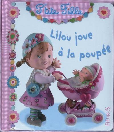 Lilou joue à la poupée