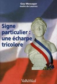 Signe particulier : une écharpe tricolore