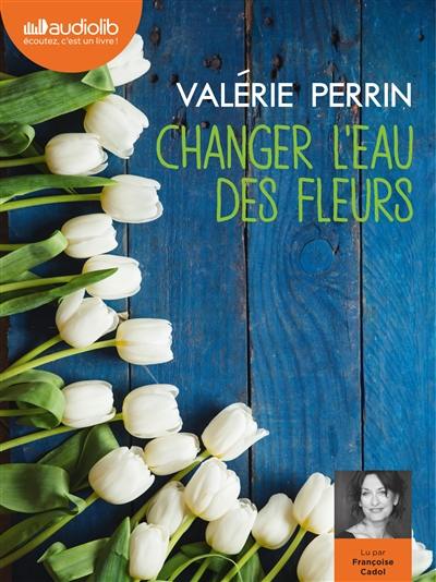 Changer l'eau des fleurs