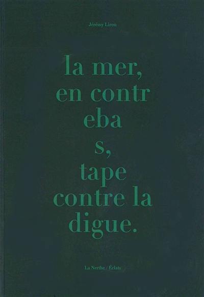 La mer, en contrebas, tape contre la digue